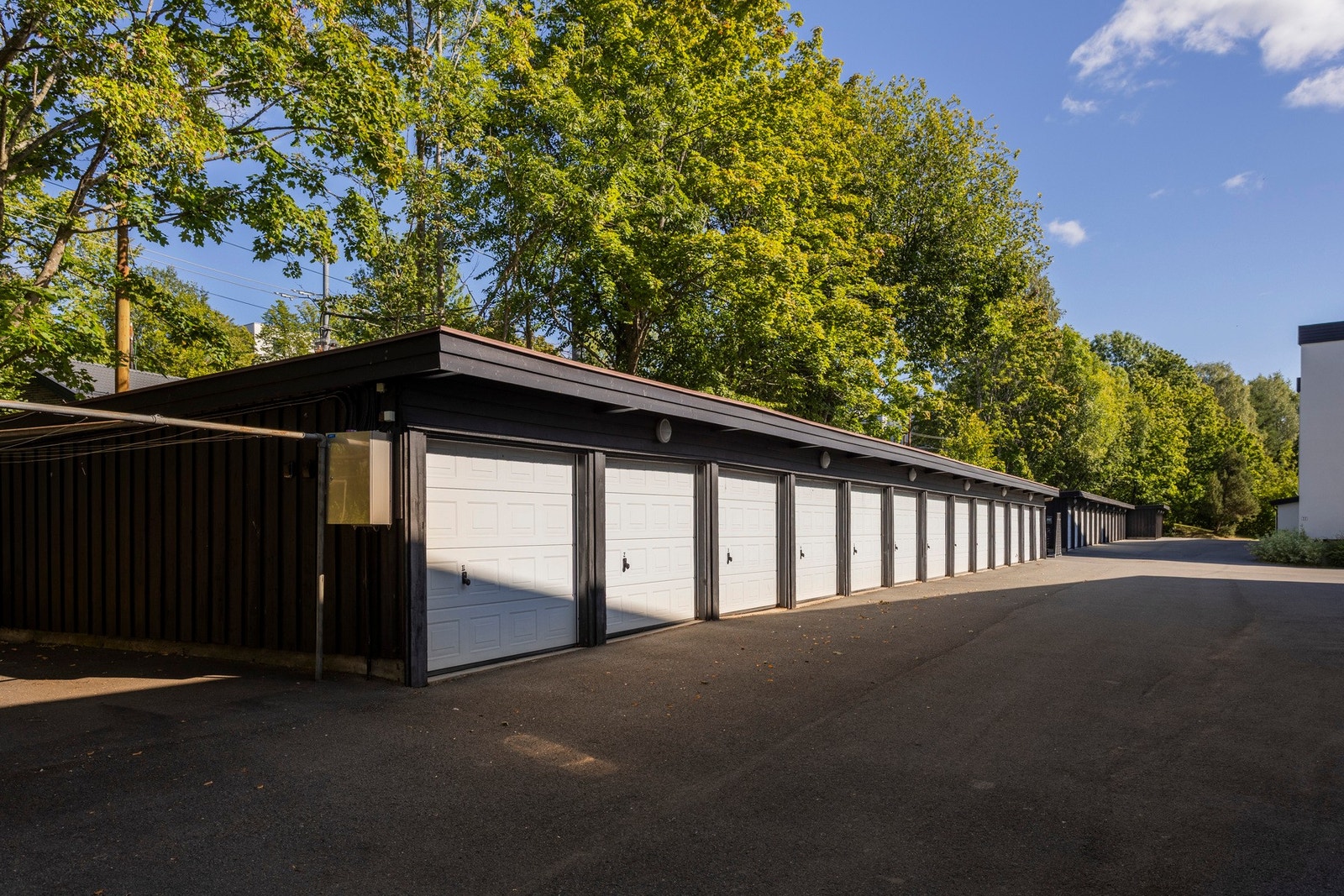 Leiligheten disponerer også en egen garasjeplass, med mulighet for etablering av elbillader. Galleribilde