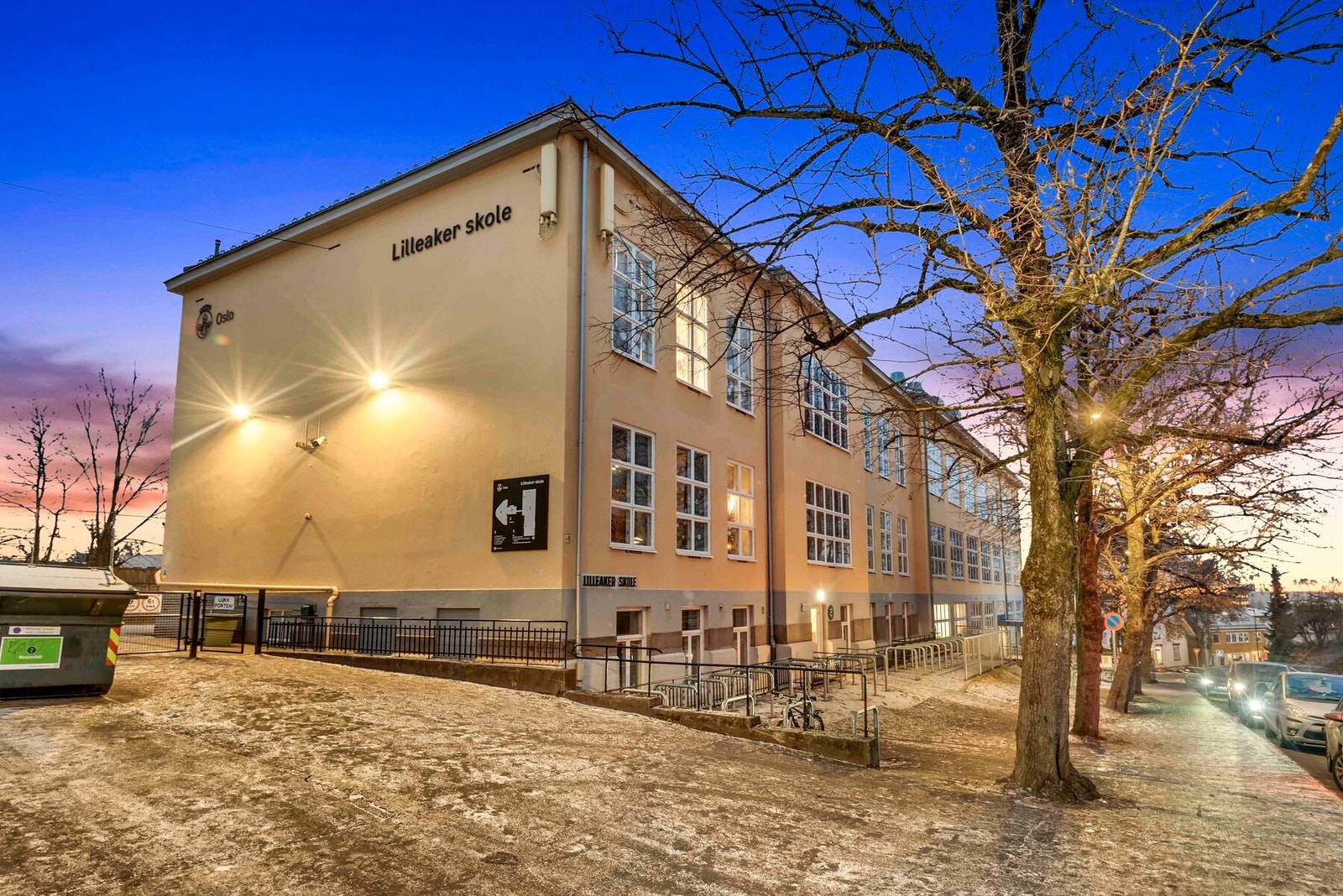 Det er flere barnehager i nærområdet og gangavstand til Lilleaker barneskole og Øraker ungdomsskole. Galleribilde