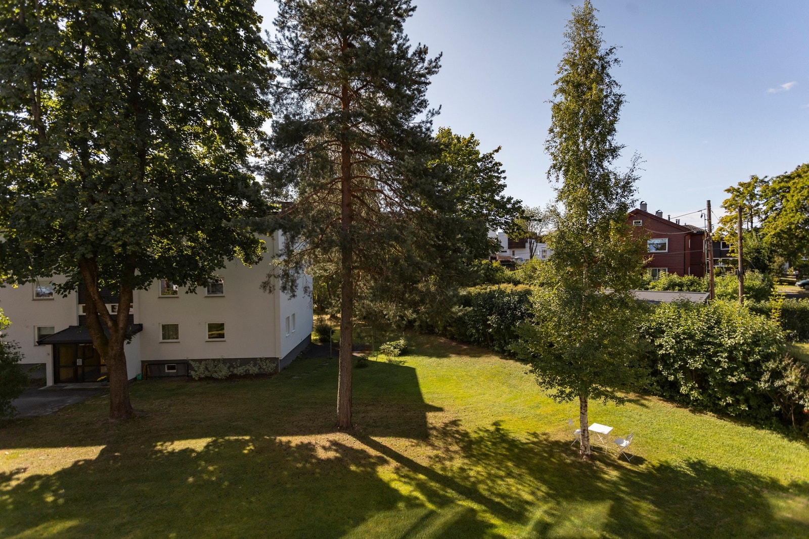 Balkongen vender mot syd og byr på hyggelig utsyn mot grønne fellesområder og gode solforhold med sol på balkongen til ca. kl. 19-20.00 på sommerstid. Galleribilde
