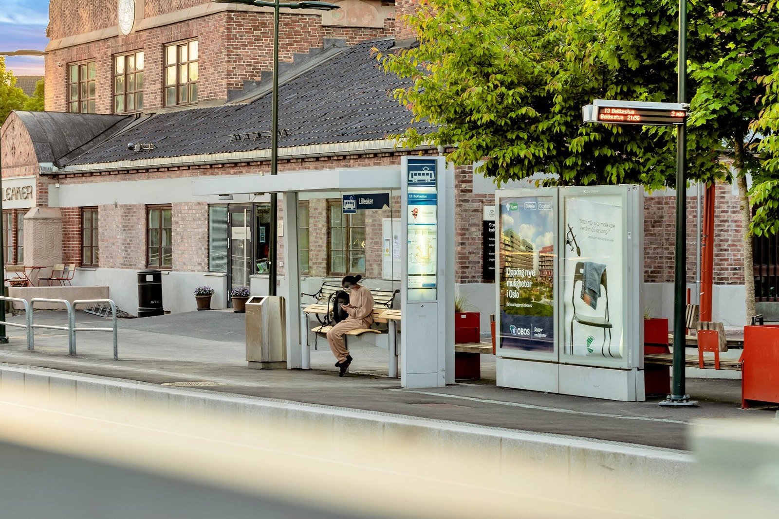 Offentlig transport er lett tilgjengelig, med trikkestopp på Lilleaker og Sollerud, samt bussruter fra Lilleakerveien. T-bane kan enkelt nås fra Bjørnsletta eller Åsjordet, og det er tog- og flytogforbindelser fra Lysaker. Galleribilde