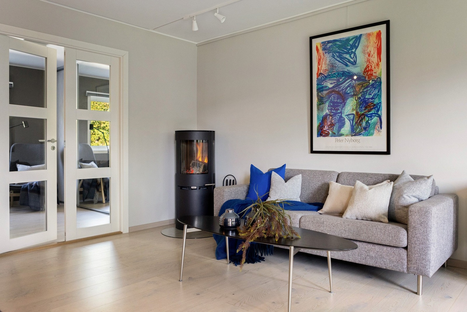 I hjørnet er det satt in en lukket peisovn med glassfronter som byr på ekstra varme og lun atmosfære på kalde dager. Galleribilde