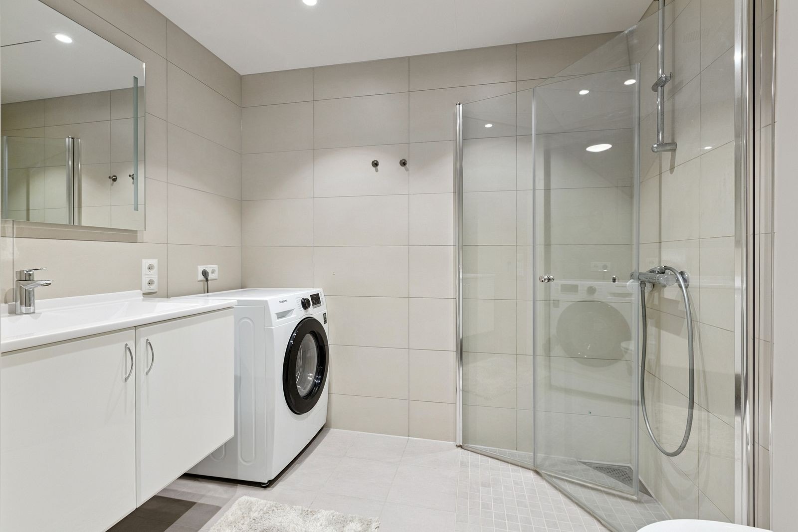 Badet er pent flislagt - Vaskemaskin medfølger Galleribilde