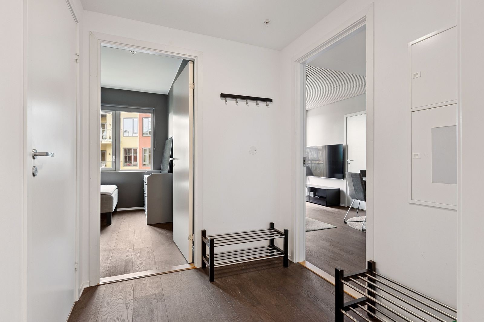 I entrèen er det god plass til oppheng og oppbevaring - det er også en innvendig bod i leiligheten Galleribilde