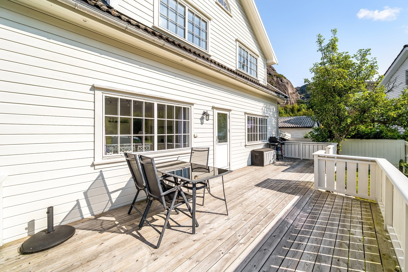 Solrik veranda med god plass til grill og hagemøbler. Galleribilde