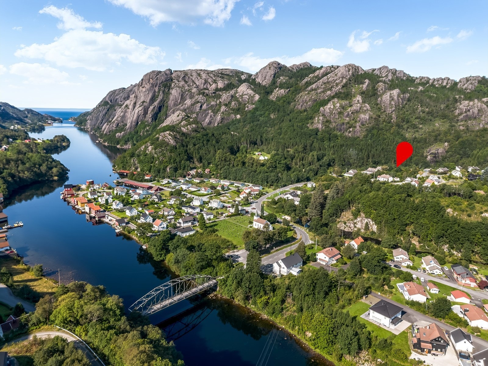 Nydelig beliggenhet med fantastisk utsikt over fjord og fjell. Rolig område med nærhet til naturen og idylliske omgivelser. Galleribilde