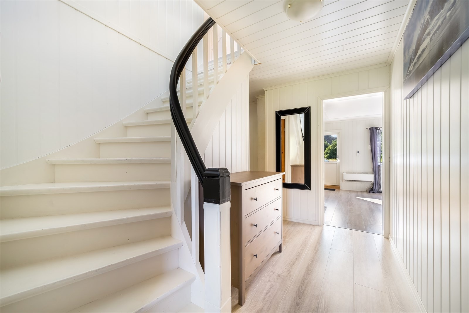 Lys og innbydende gang i hovedetasjen med tidløst design. Galleribilde