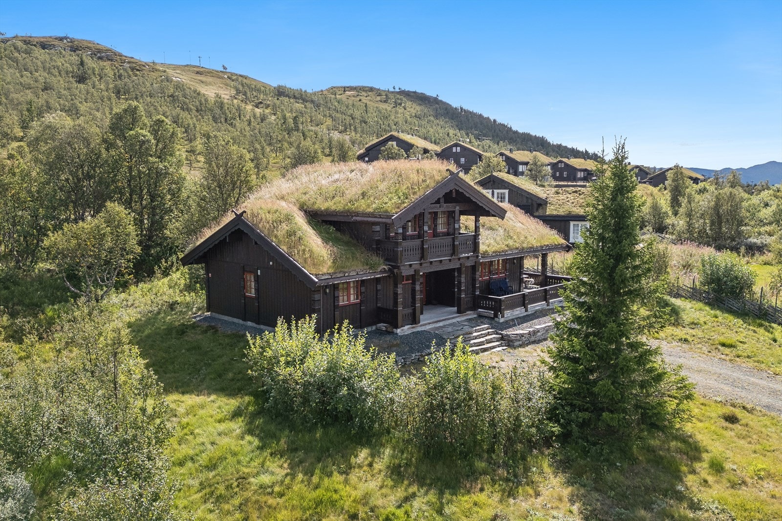 Fritidsboligen ligger i et etablert hyttefelt bestående hovedsakelig av frittliggende fritidsboliger. Galleribilde