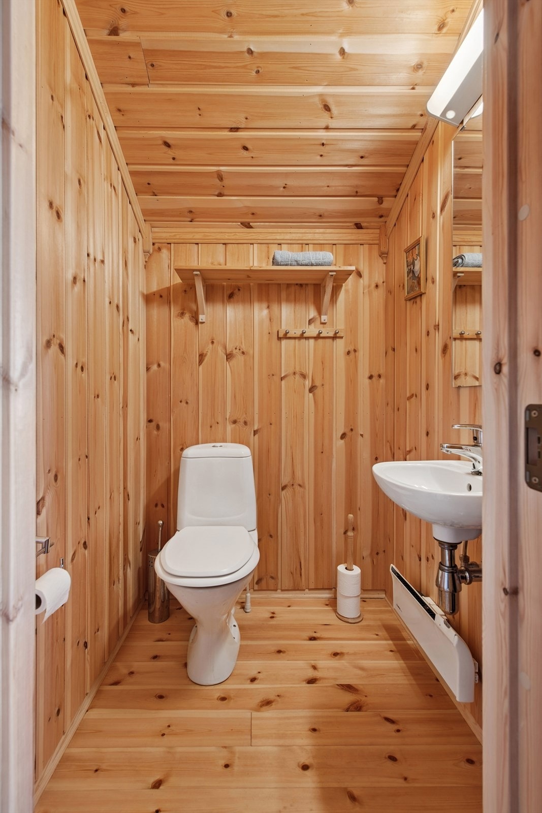 Toalettrommet er enkelt og funksjonelt, med servant og toalett. Galleribilde