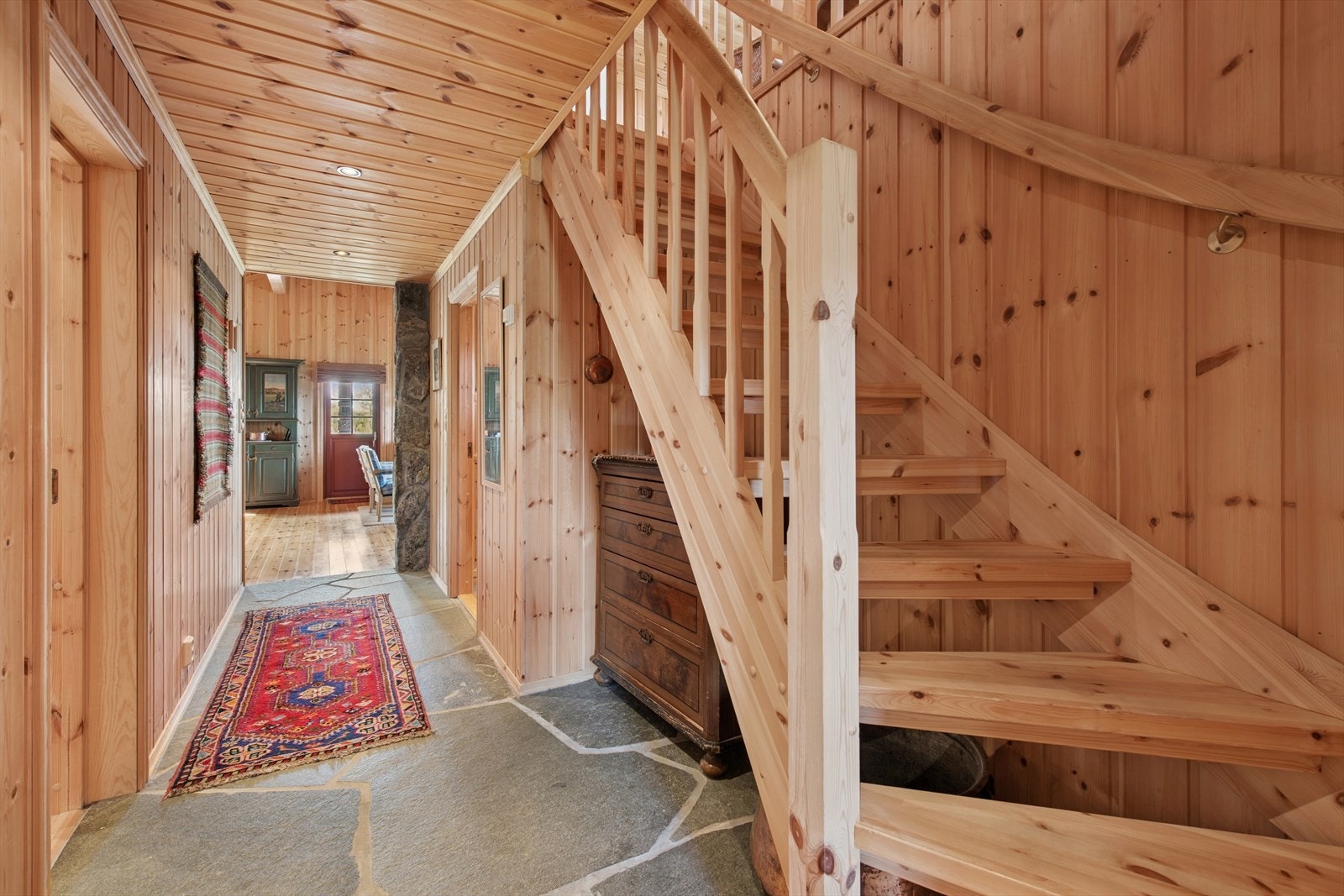 Trapp opp til loftetasjen - et lyst og praktisk trapperom som binder etasjene sammen på en naturlig og innbydende måte. Galleribilde