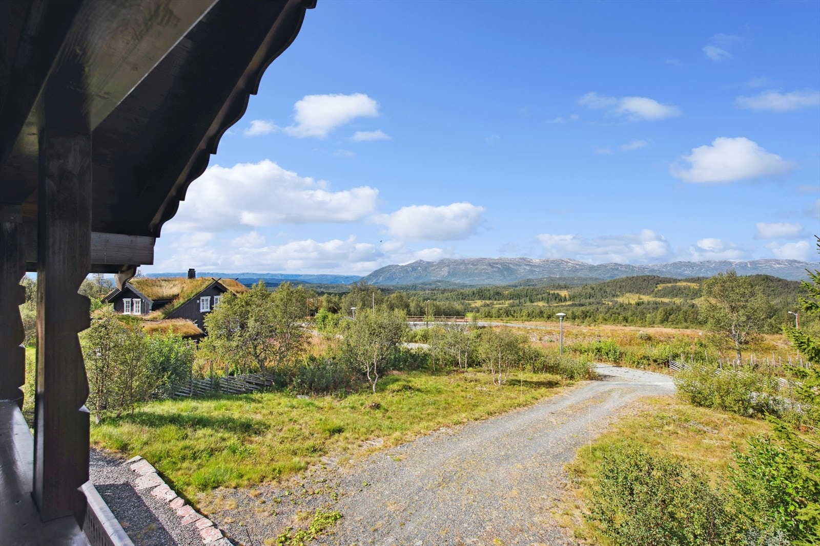 Gode parkeringsmuligheter på egen gårdsplass. Veien blir brøytet inn til hytten, og du melder ditt ankomstbehov via appen Hyttetjenester. Når veien er ferdig brøytet, får du en melding om dette. Galleribilde