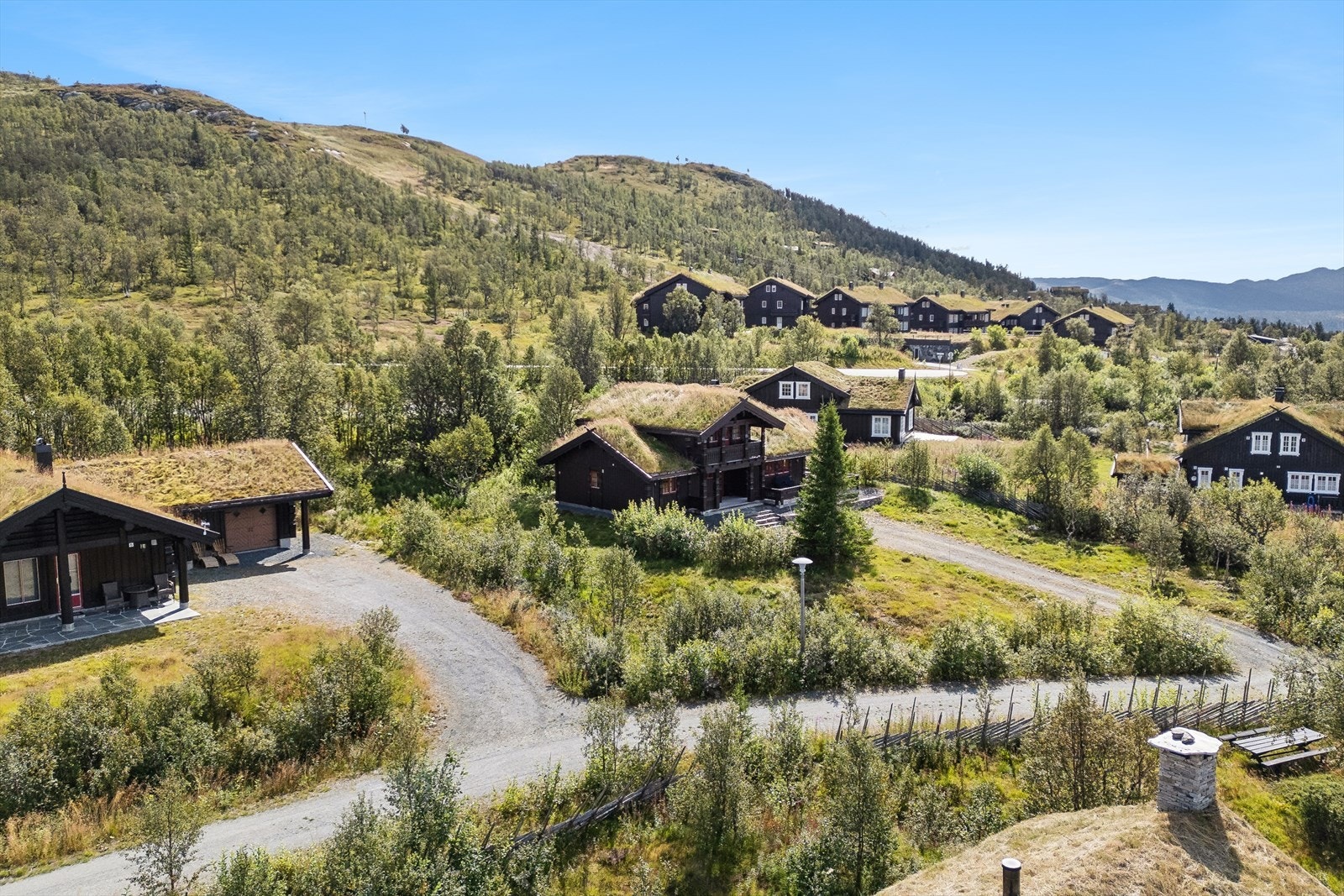 Her bor du med tilknytning til alpinbakkene som er koblet sammen med resten av skianlegget på Rauland, og med langrennsløypenettet rett utenfor døren. Beliggenheten er tilbaketrukket og stille, men samtidig midt i smørøyet med tilgang til alle fasiliteter Galleribilde