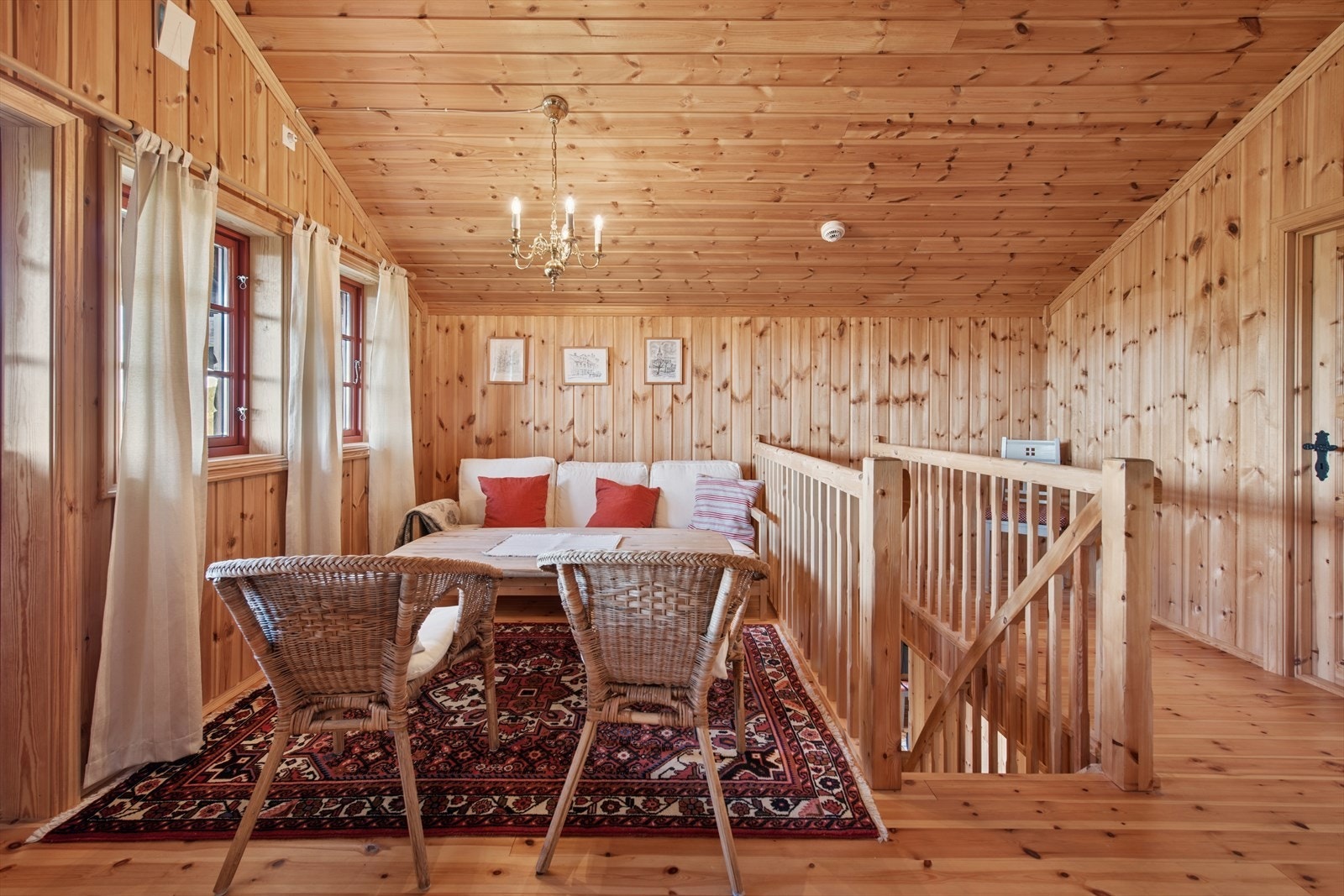 Loftstuen er perfekt for familiens yngste, og det er praktisk at denne etasjen har tilgang til både soverom og toalett. Galleribilde