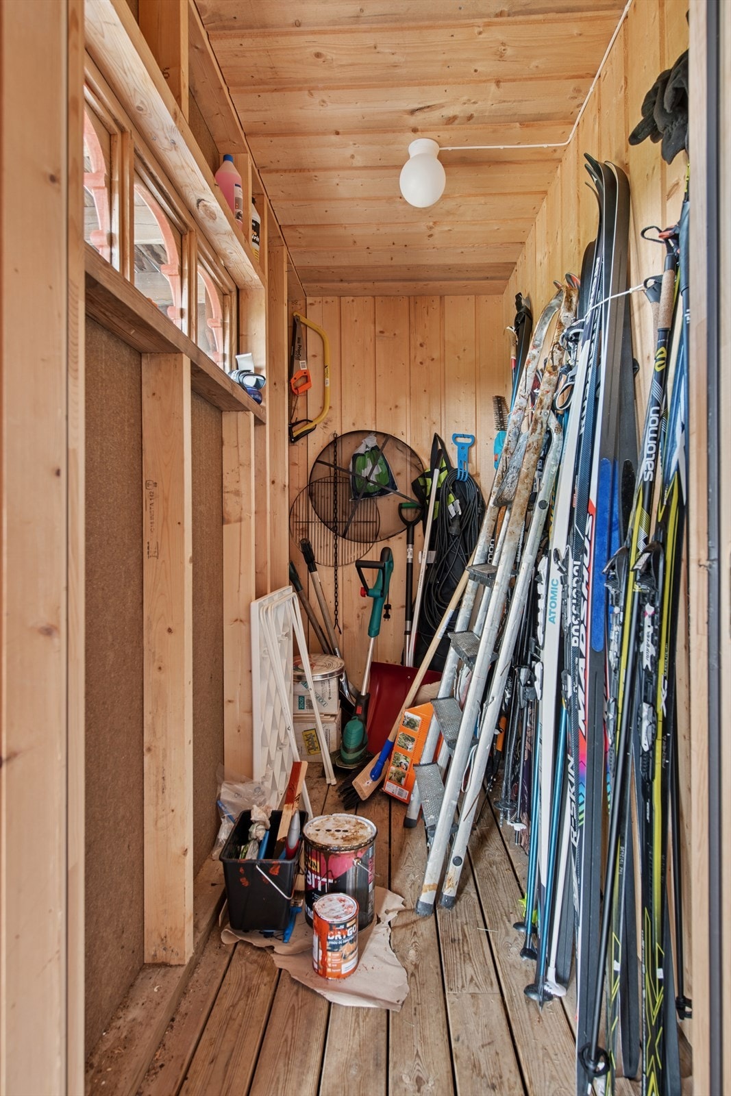 Bod med plass til skiutstyr, klær og annet friluftsutstyr - praktisk lagring for aktive dager i fjellet. Galleribilde