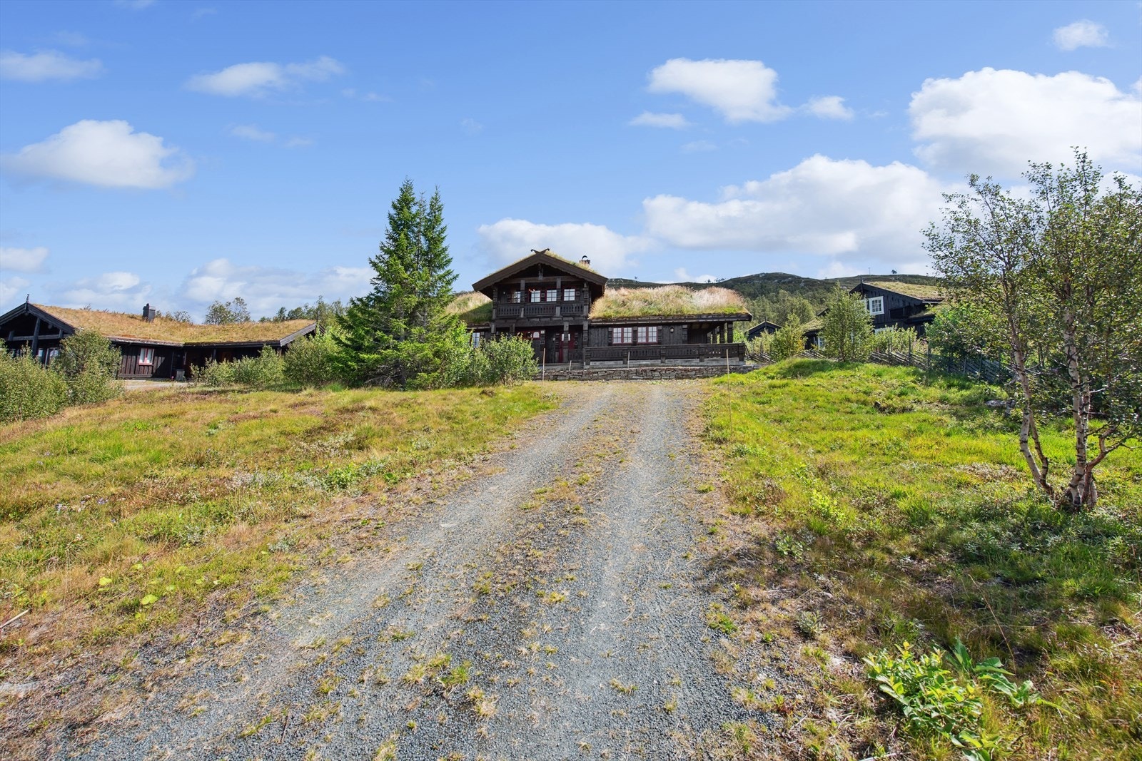 Det er parkering på egen tomt med god plass til flere biler, noe som gir god tilgjengelighet. Galleribilde