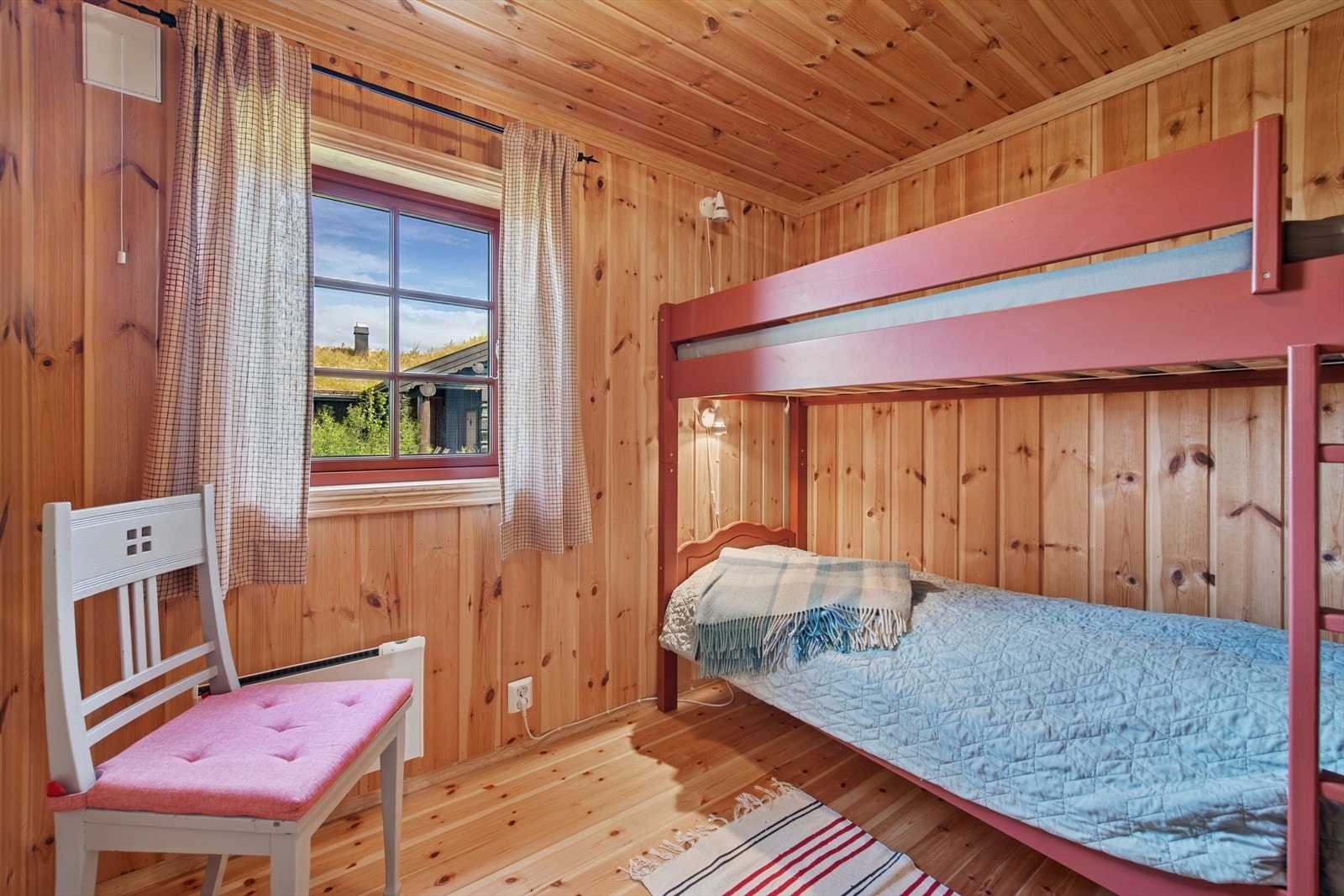 Soverom 2 - Alle rommene har furugulv og trepanel på vegger og i tak, som gir en varm og tradisjonell hyttestil. Det er god plass til både seng og garderobeløsning på soverommet. Galleribilde