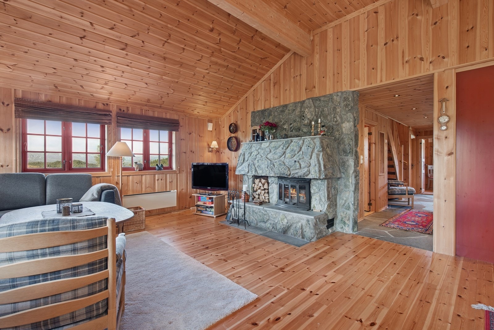 En peisovn gir god varme og skaper en lun atmosfære, perfekt for kjølige kvelder på fjellet. Galleribilde