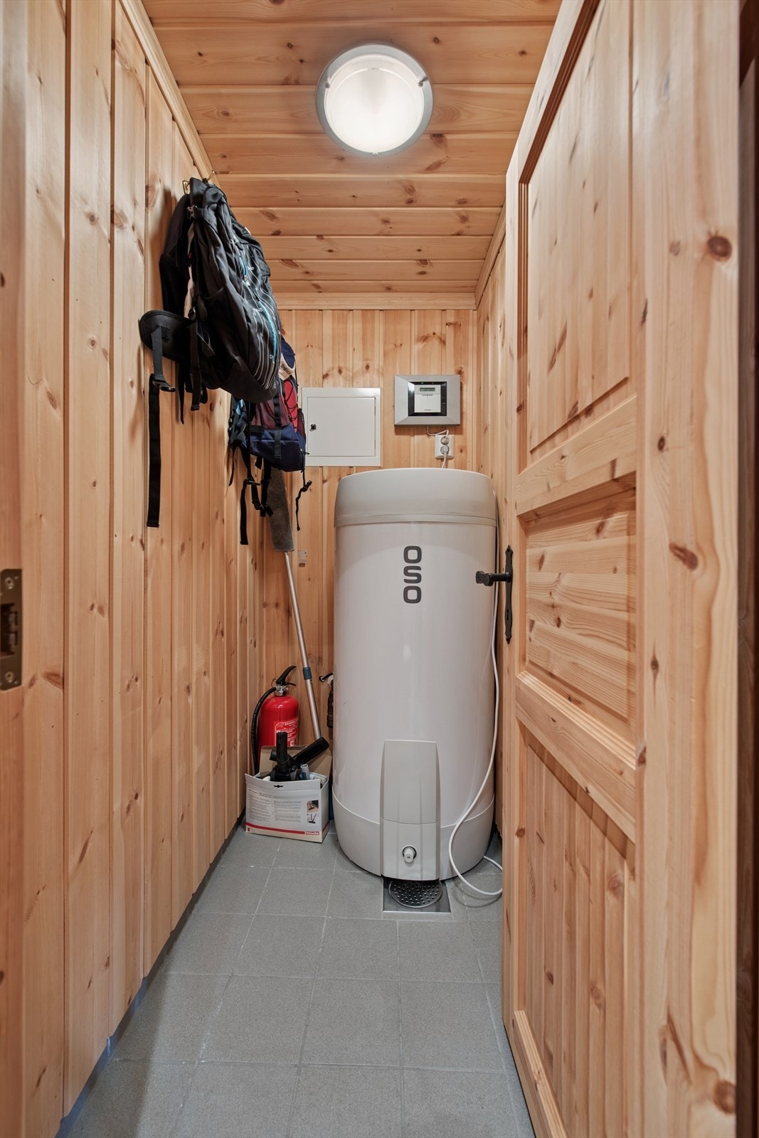 Praktisk teknisk rom/bod med noe lagringsplass. Galleribilde