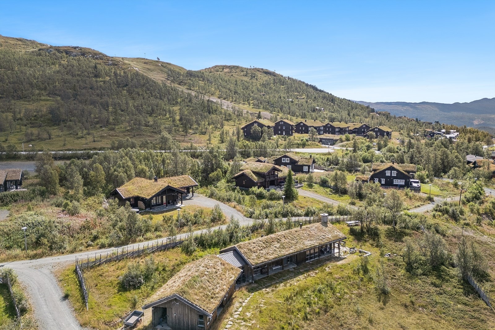 Hytta ligger i et etablert og rolig hyttefelt, kjent som det "Gylne triangel", og grenser til både turveier og rekreasjonsområder. Galleribilde