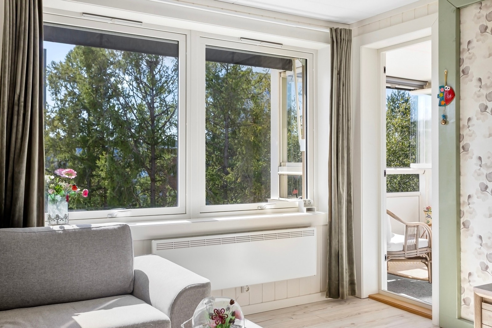 Store vindusflater med flott utsyn og utgang til bakong Galleribilde