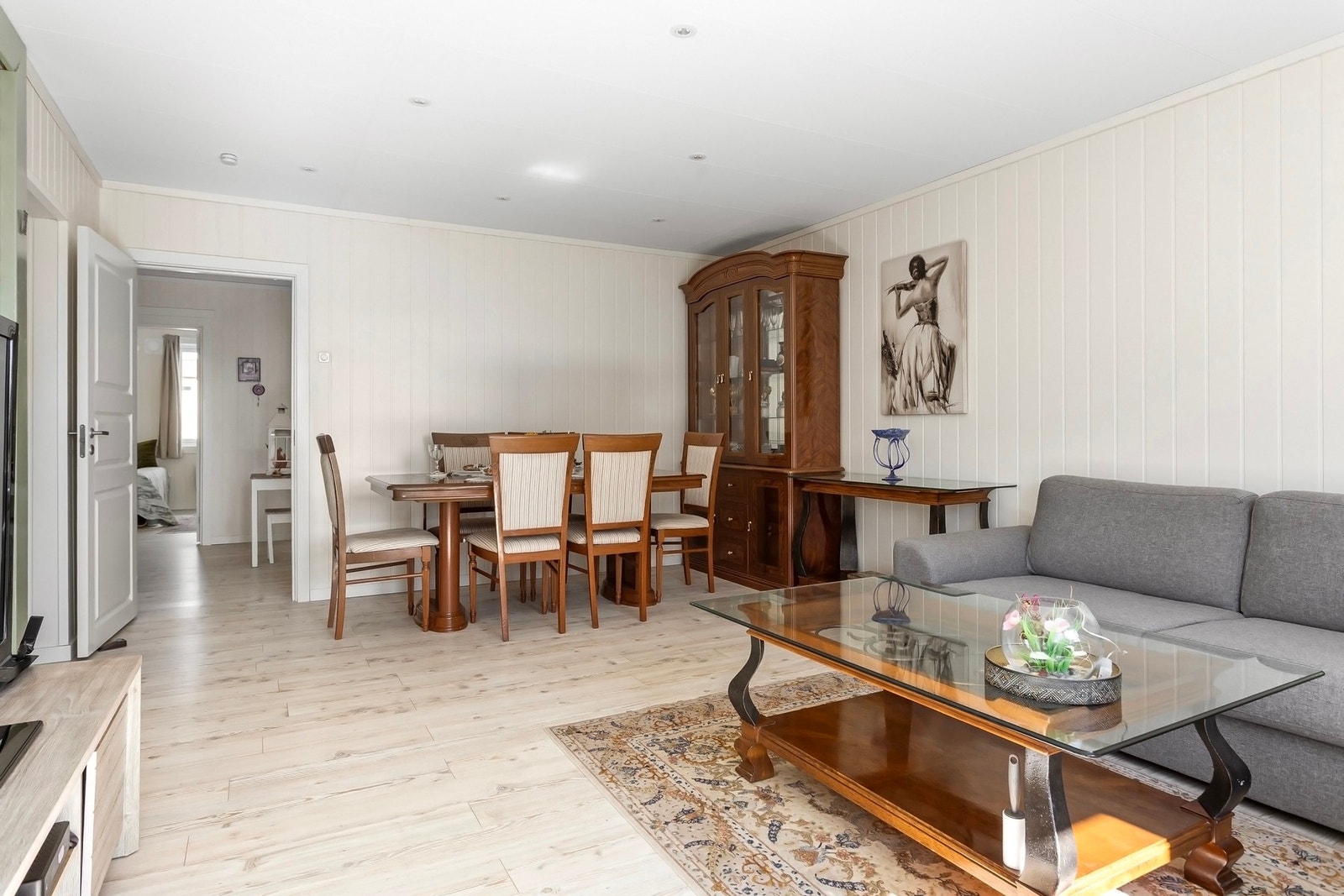 Det er montert downlights i takhimling Galleribilde