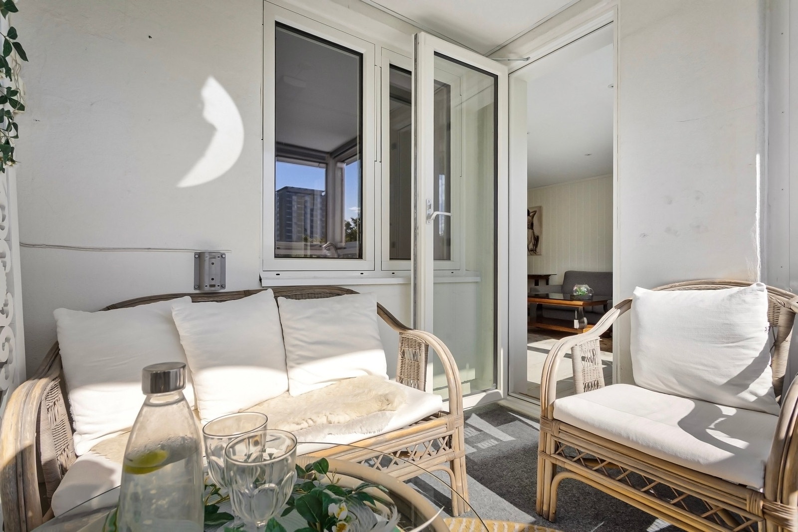 Innglasset balkong mot sydvest med gode solforhold Galleribilde