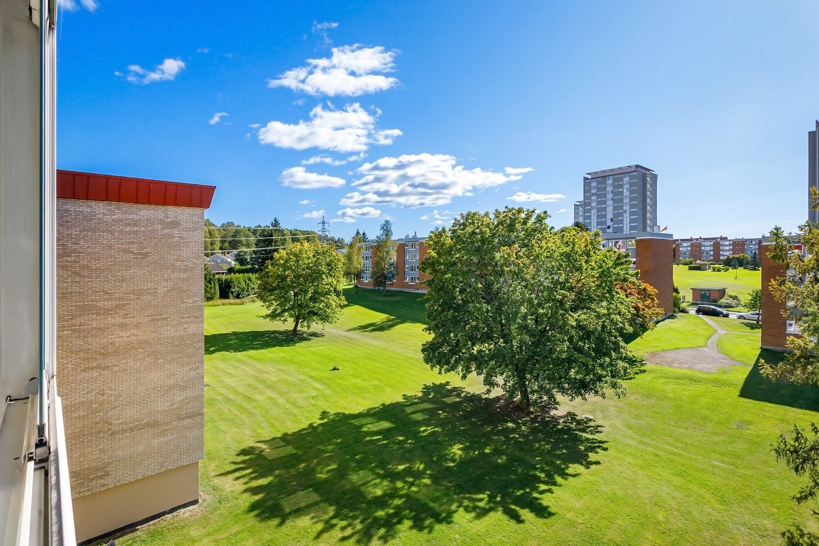 Fra balkongen har man flott utsyn over store grøntområder Galleribilde