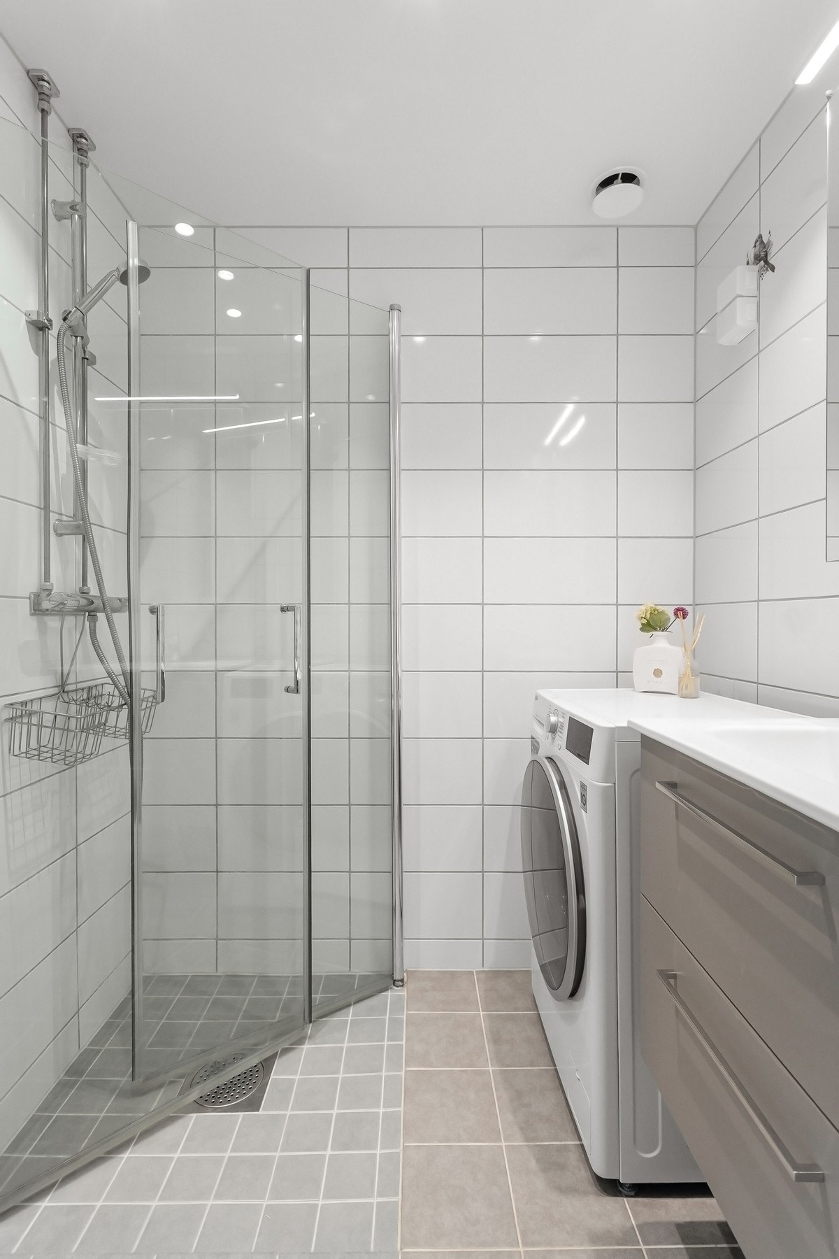 Stilrent og pent baderom som er renovert i regi av borettslaget i 2021 Galleribilde