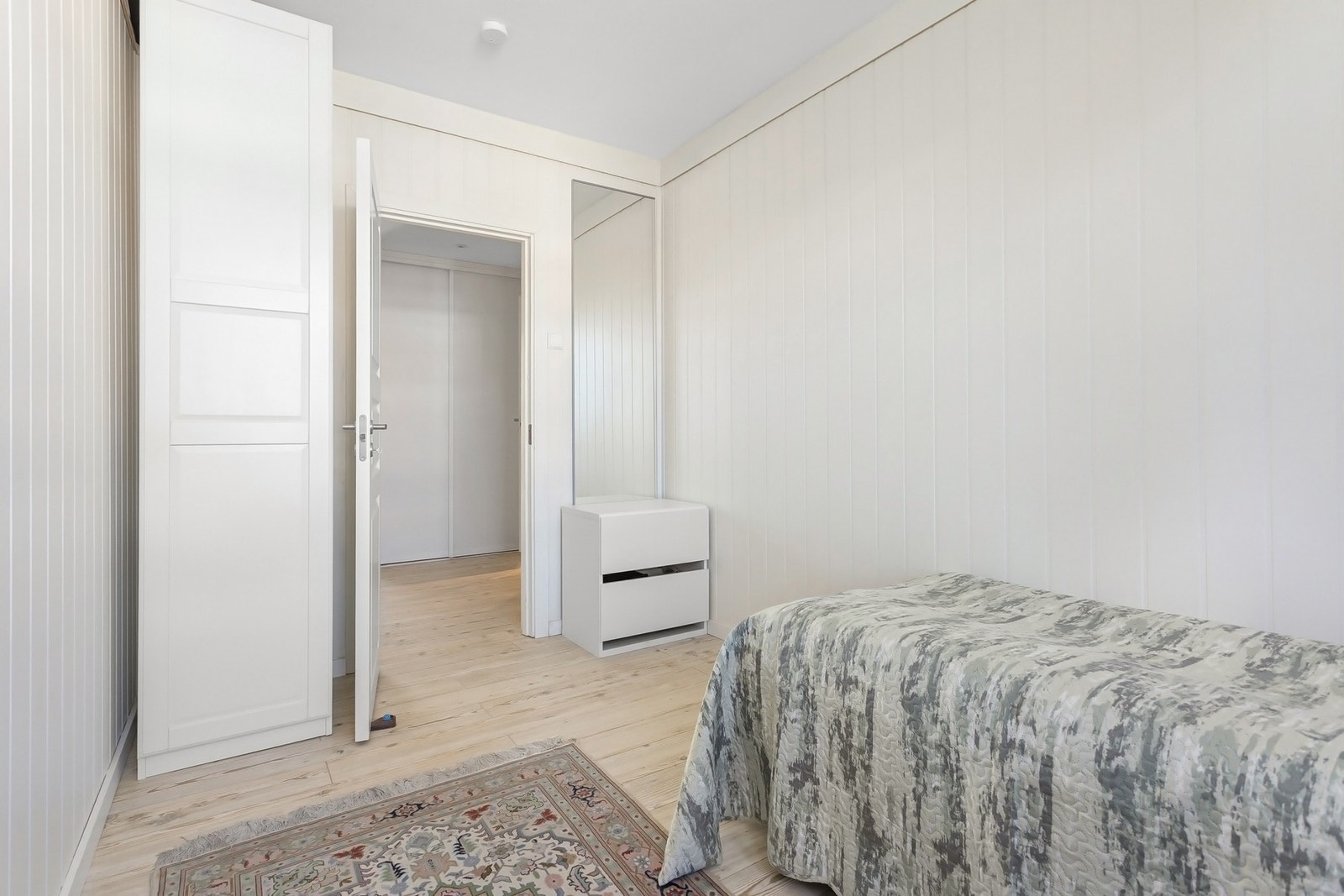 På dette soverommet er det også garderobeskap Galleribilde