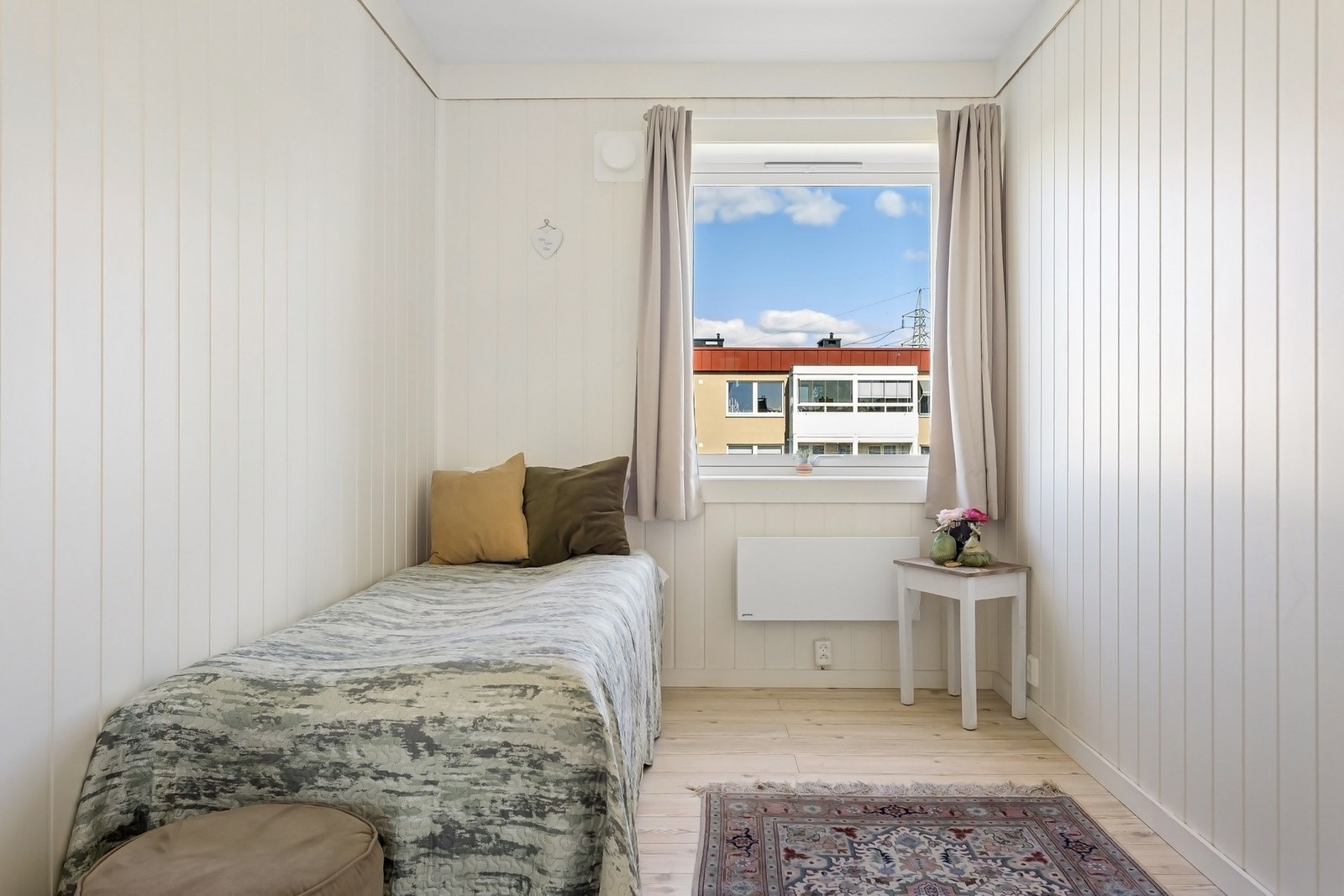 Soverom 2 egner seg godt som barnerom, gjesterom og kontor Galleribilde