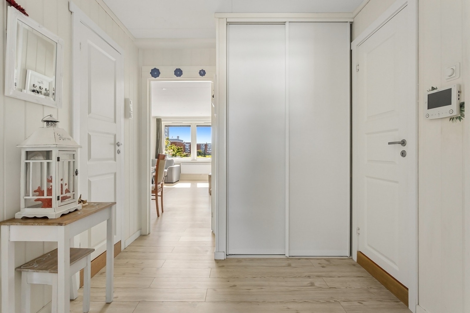 Praktisk og tiltalende entré som gir et godt førsteinntrykk av leiligheten Galleribilde