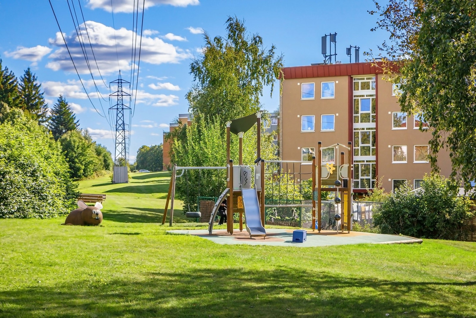 Borettslaget er barnevennlig med store grøntområder og lekeområder Galleribilde