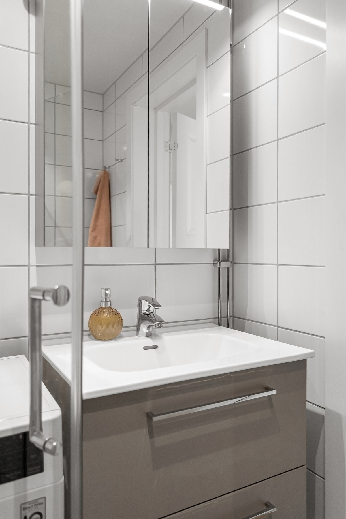 Utstyrt med bl.a. downlights, gulvvarme og opplegg for vaskemaskin Galleribilde