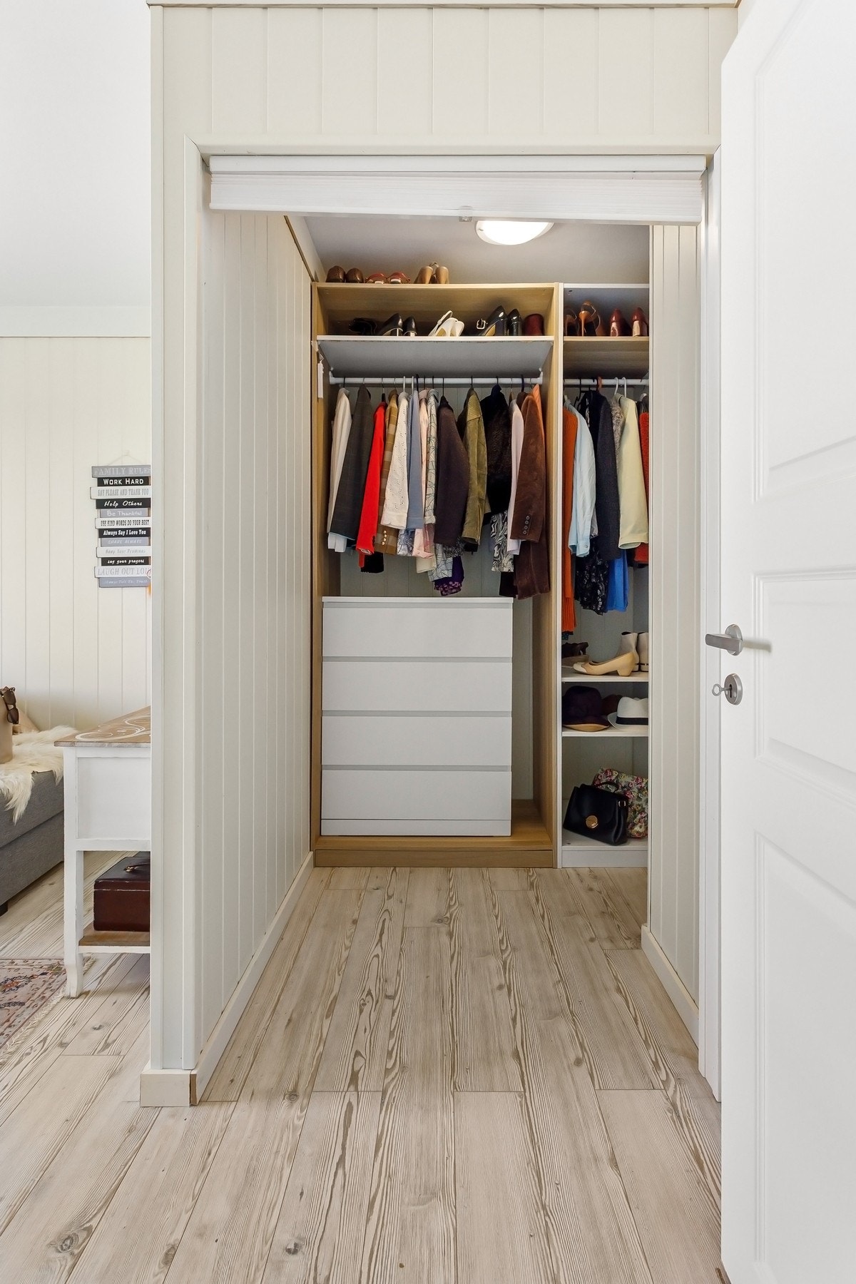 Hovedsoverommet har egen walk-in garderobe med rikelig oppbevaringsplass Galleribilde