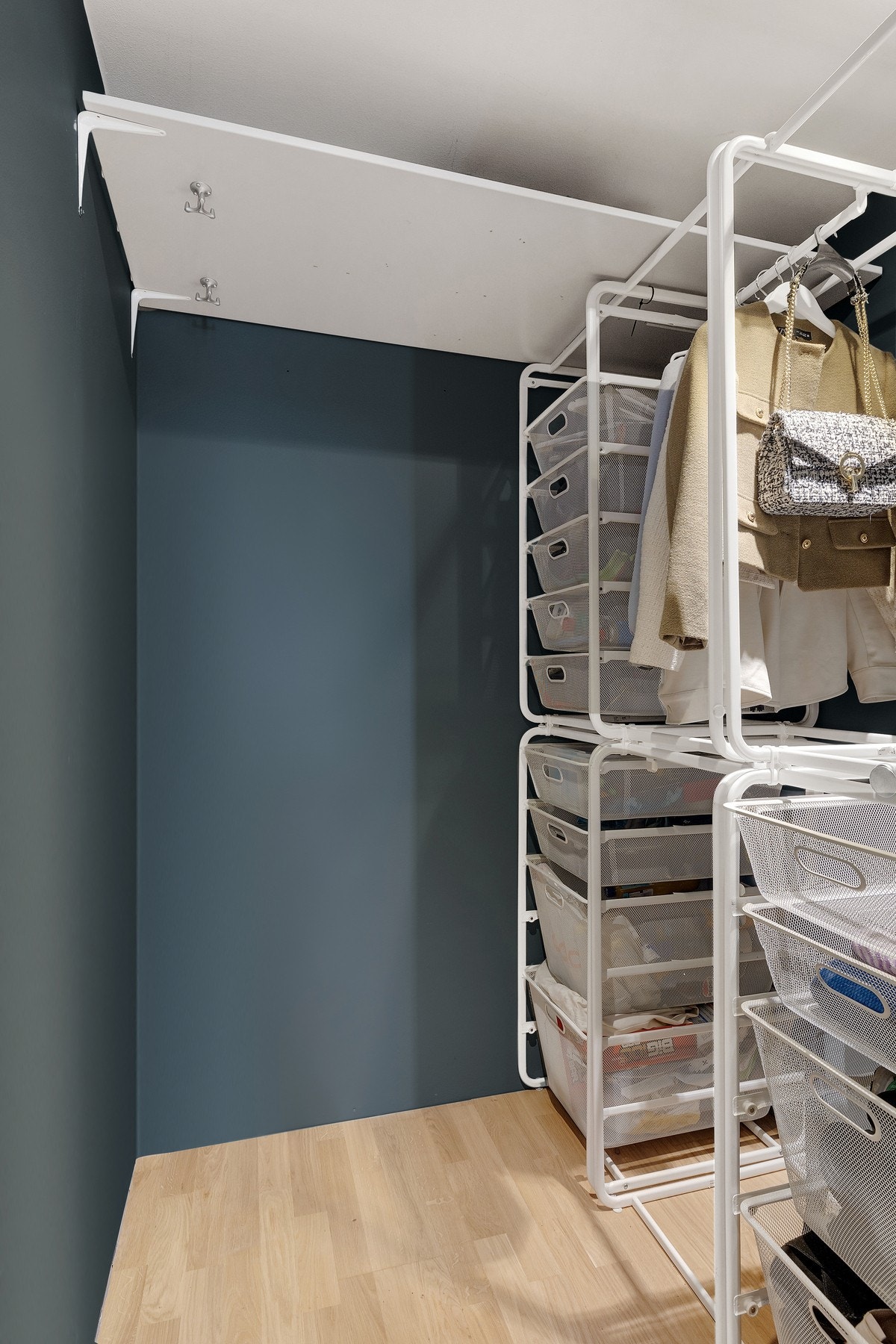 Det er praktiske oppbevaringsløsninger i garderoben. Galleribilde