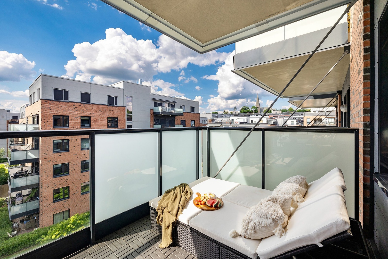 Fint med solseng på balkongen hvor solen kan nytes. Galleribilde