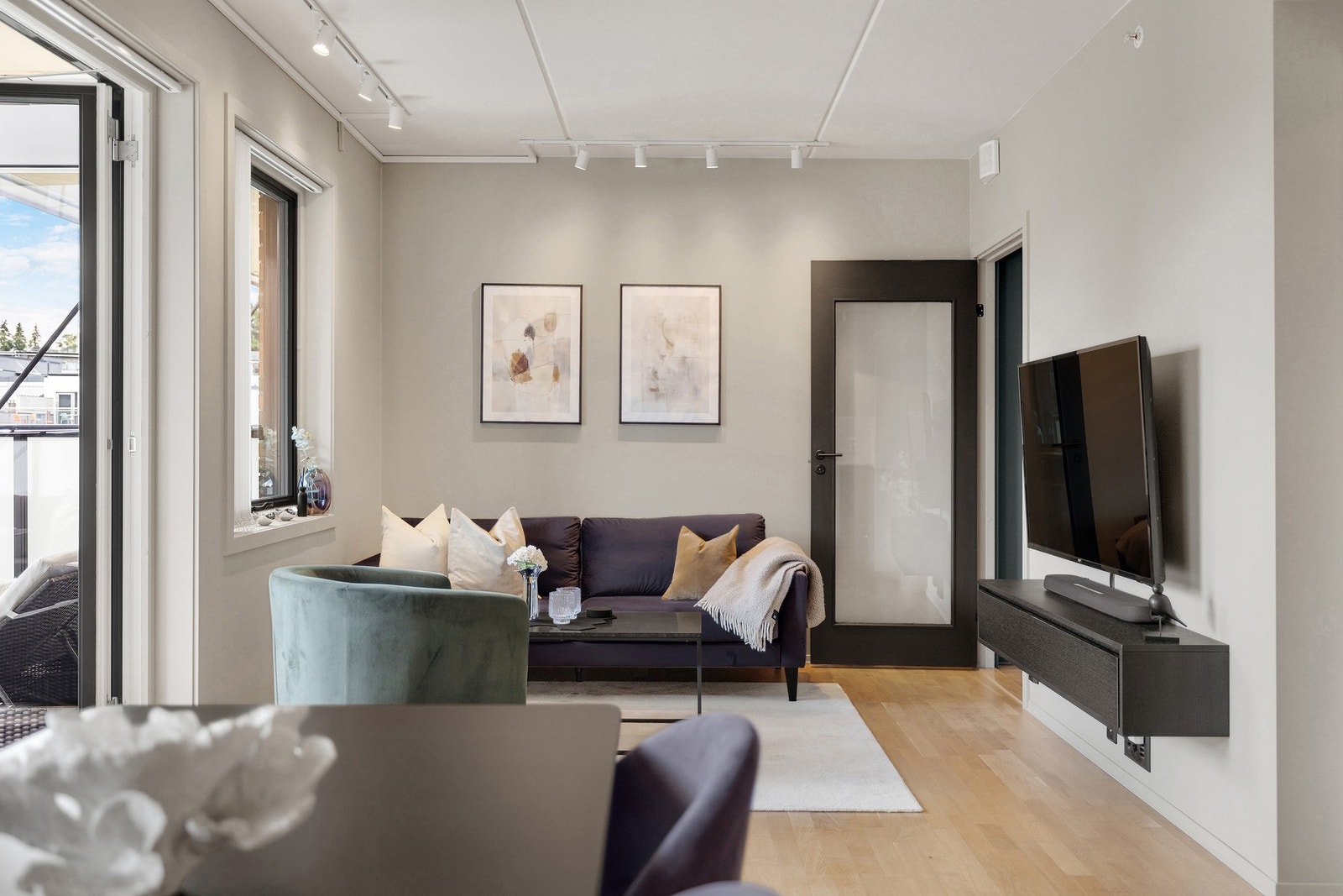 Stuen er lun og koselig, slik som resten av leiligheten. Galleribilde