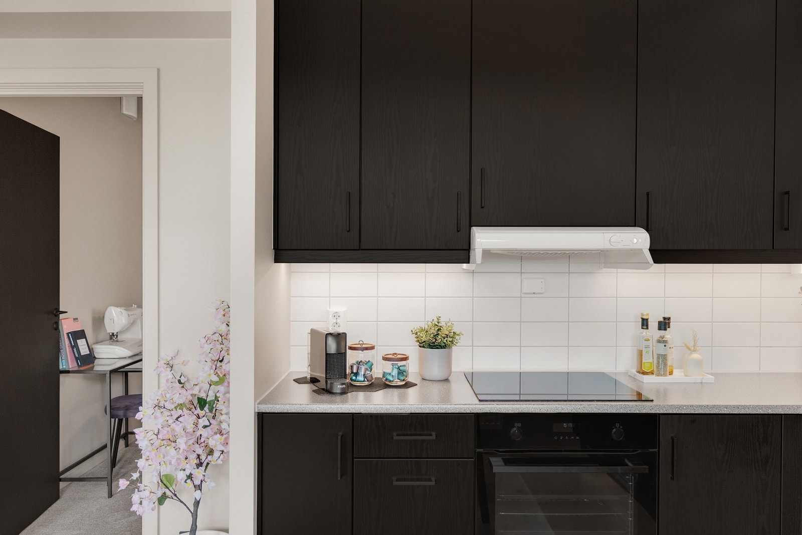 Kjøkkenet ble oppgradert med ny stekeovn med damp, samt integrert kjøleskap/frys fra AEG for kun et år siden Galleribilde