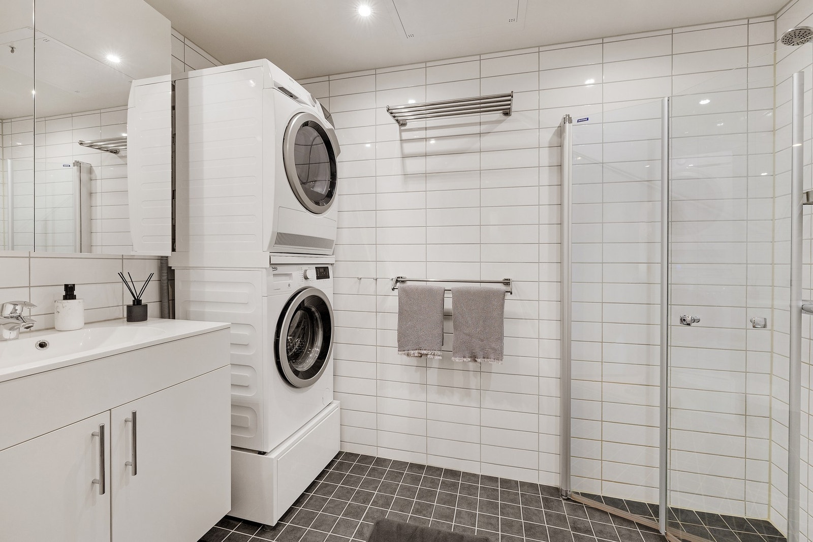 Badet er flislagt med elektriske varmekabler i gulvet. Galleribilde