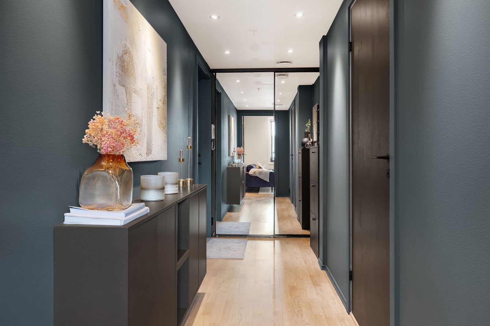 Entreen er et koselig første møte med leiligheten. Galleribilde