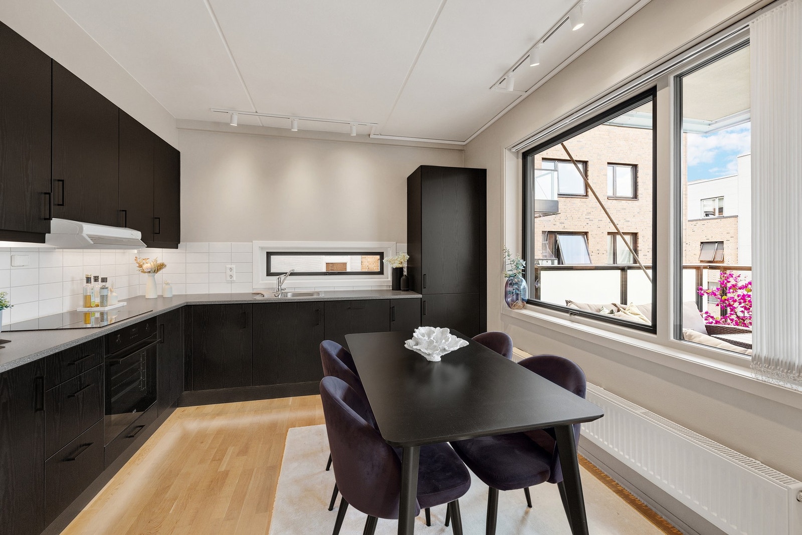 Leiligheten har et lekkert kjøkken med mørke fronter og downlights i taket. Galleribilde