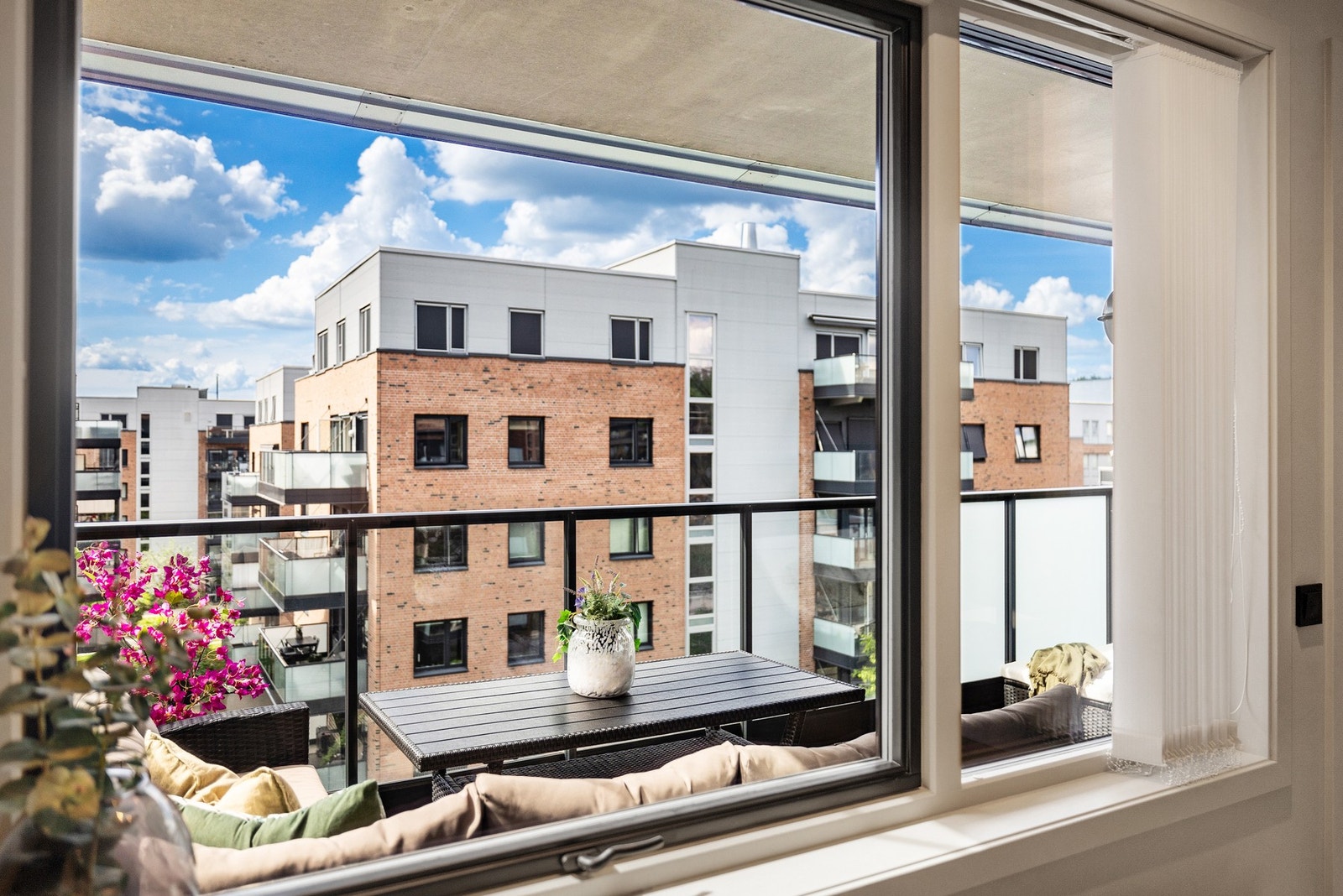 Du vil få en fin utsikt til nabolaget fra kjøkkenet mens du kokkelerer. Galleribilde