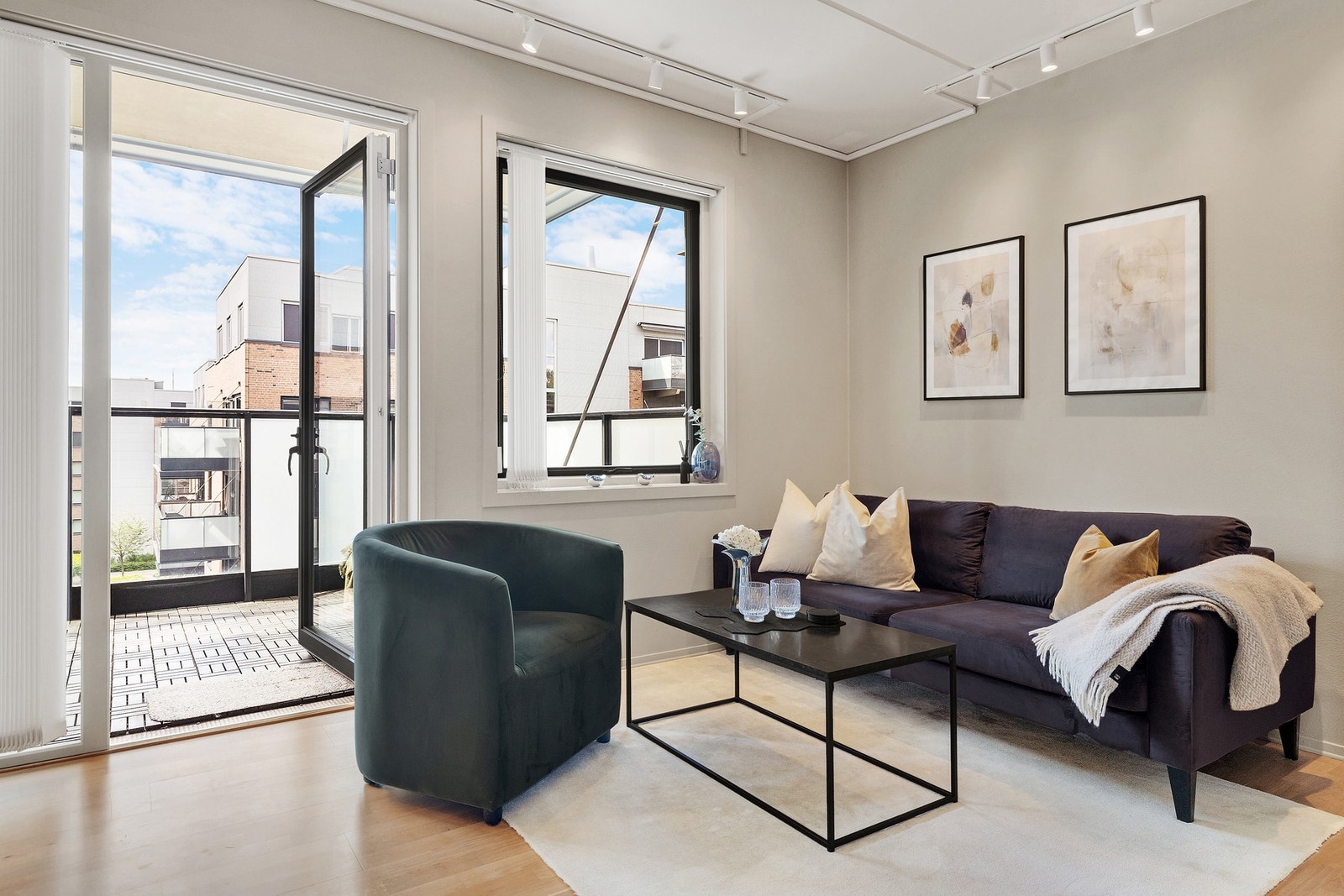 Fra de store vindusflatene slippes det inn godt med naturlig lys til stue og kjøkken. Galleribilde