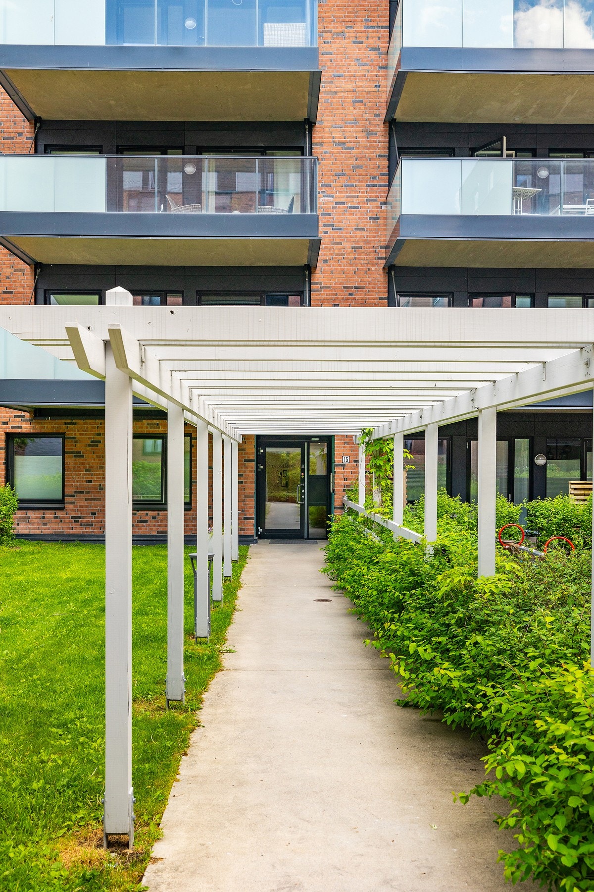 Inngang til borettslaget og leiligheten. Galleribilde