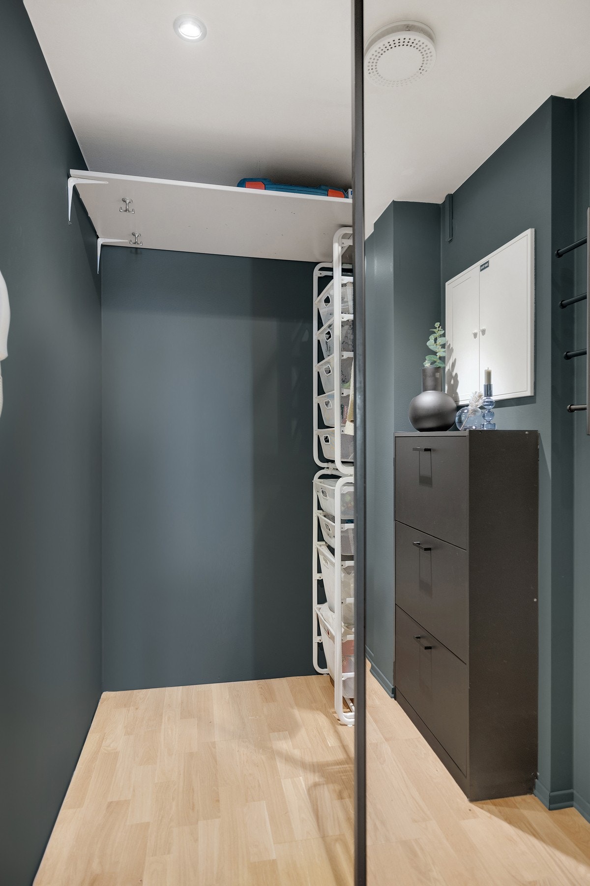 Det er egen garderobe med speildører i entreen. Her er det god plass til å oppbevare ytterklær og sko. Galleribilde