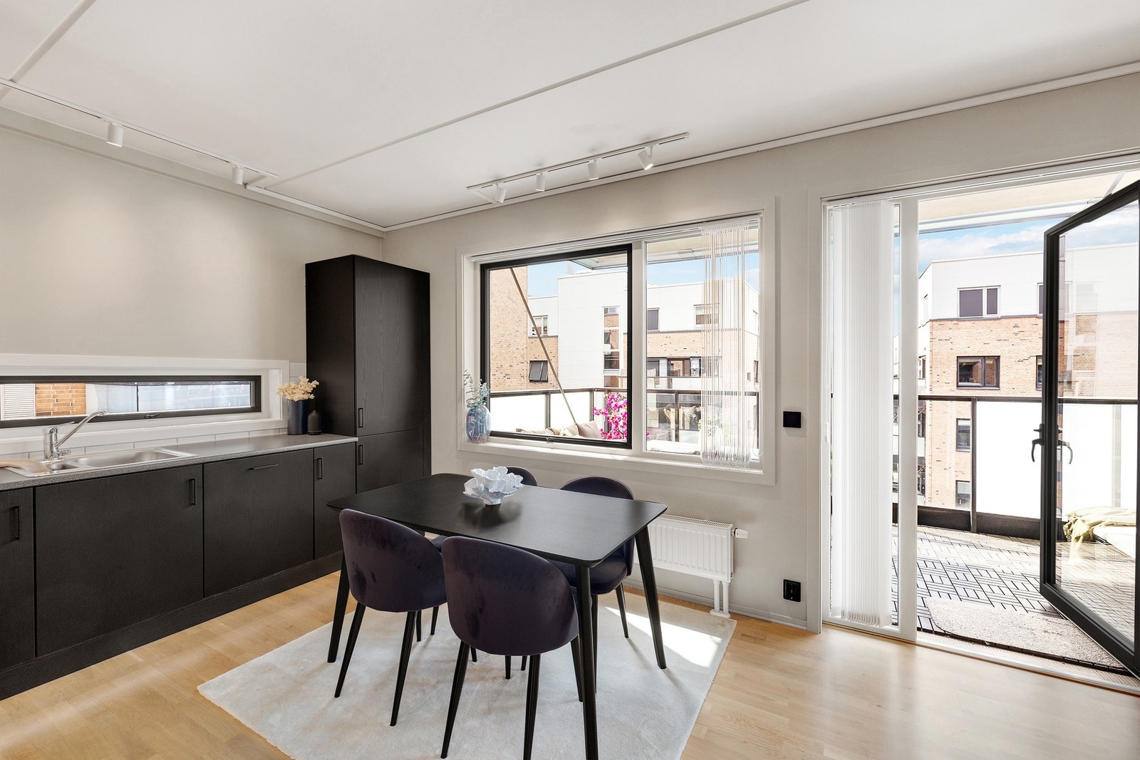 Det er direkte tilkomst til balkongen fra stue/kjøkken. Galleribilde