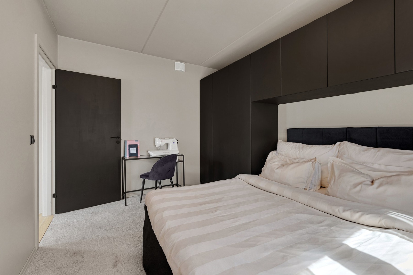 Soverommet har gulvteppe, samt god plass til dobbeltseng og nattbord. Galleribilde