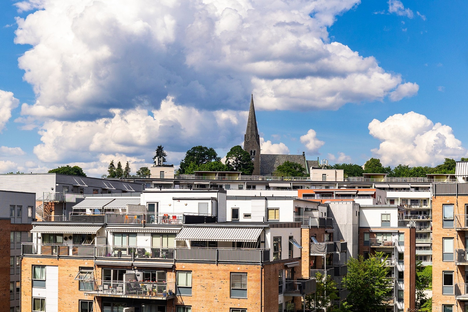 En fin utsikt fra balkongen og leiligheten ut mot nærområdet. Galleribilde
