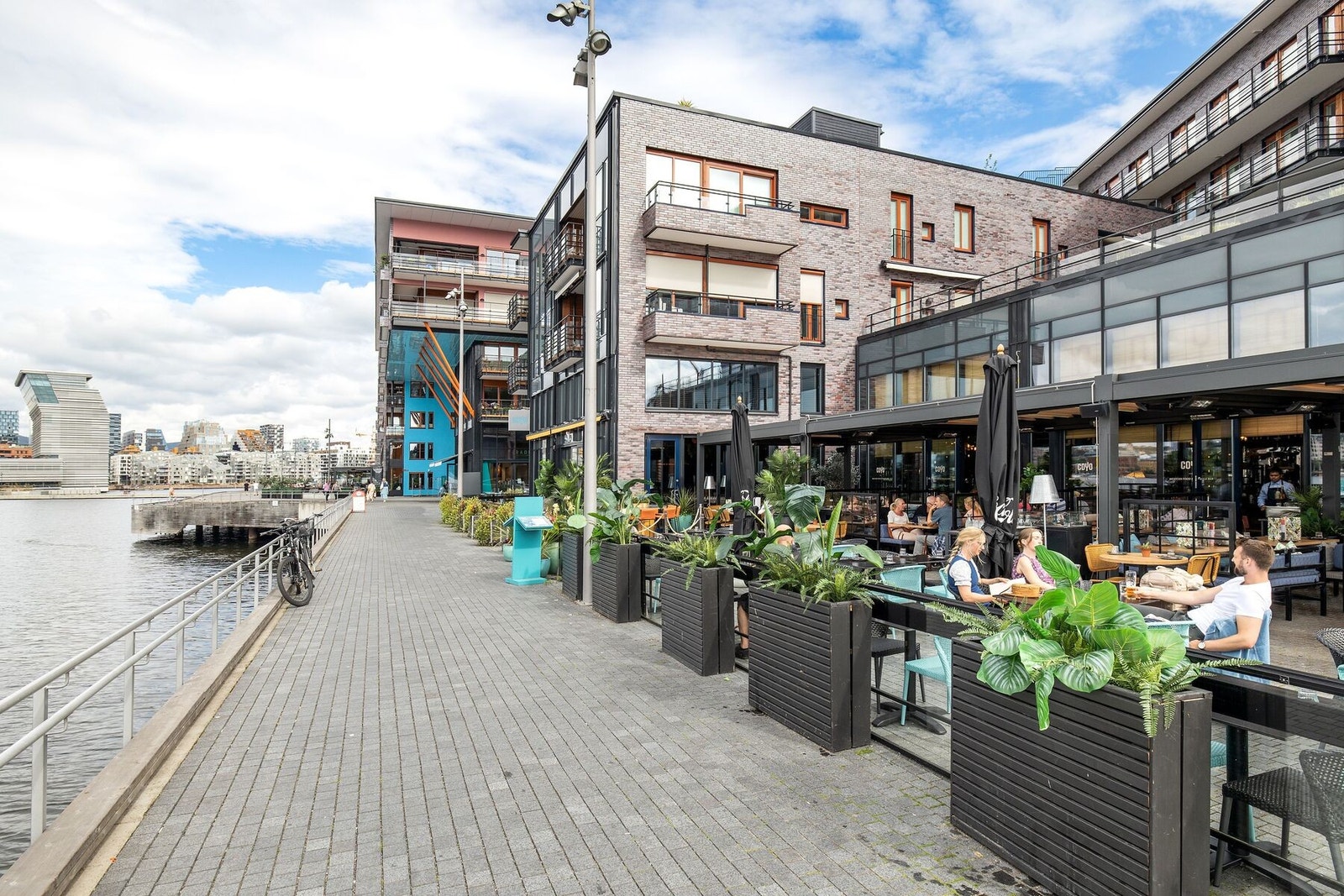 Mulighet for å komme seg til Sørenga med alle sine fasiliteter både til fots og med bil/buss. Galleribilde