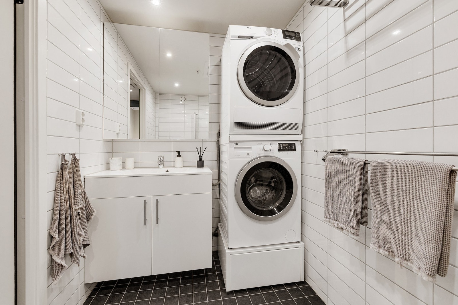 Det gis mye lys til rommet med downlights i taket. Galleribilde