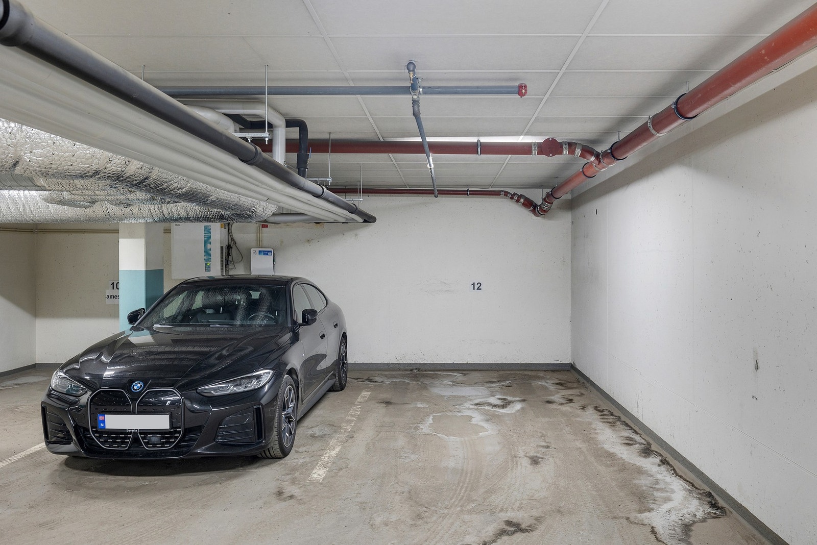 Det medfølger egen parkeringsplass i felles garasjeanlegg til leiligheten. Galleribilde